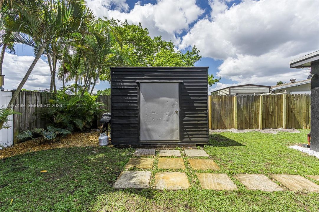 Activo con contrato: $549,900 (3 camas, 2 baños, 1405 Pies cuadrados)