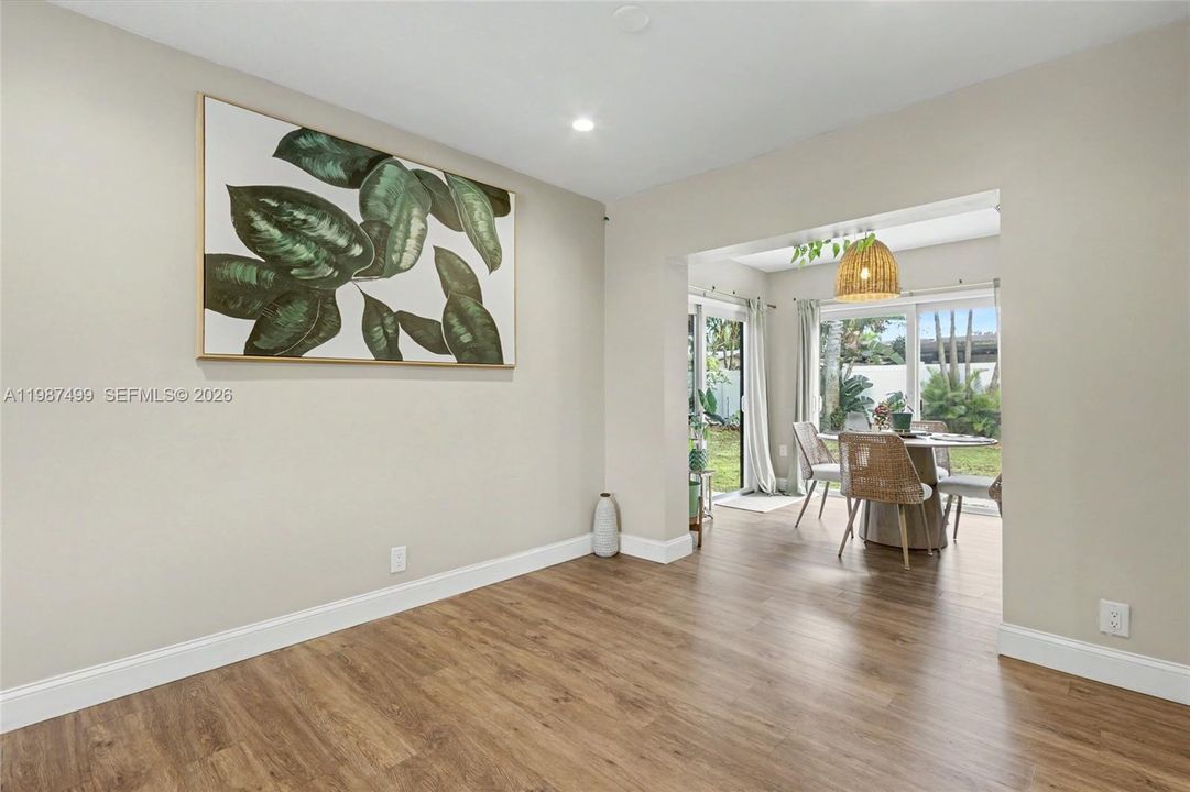 Activo con contrato: $549,900 (3 camas, 2 baños, 1405 Pies cuadrados)