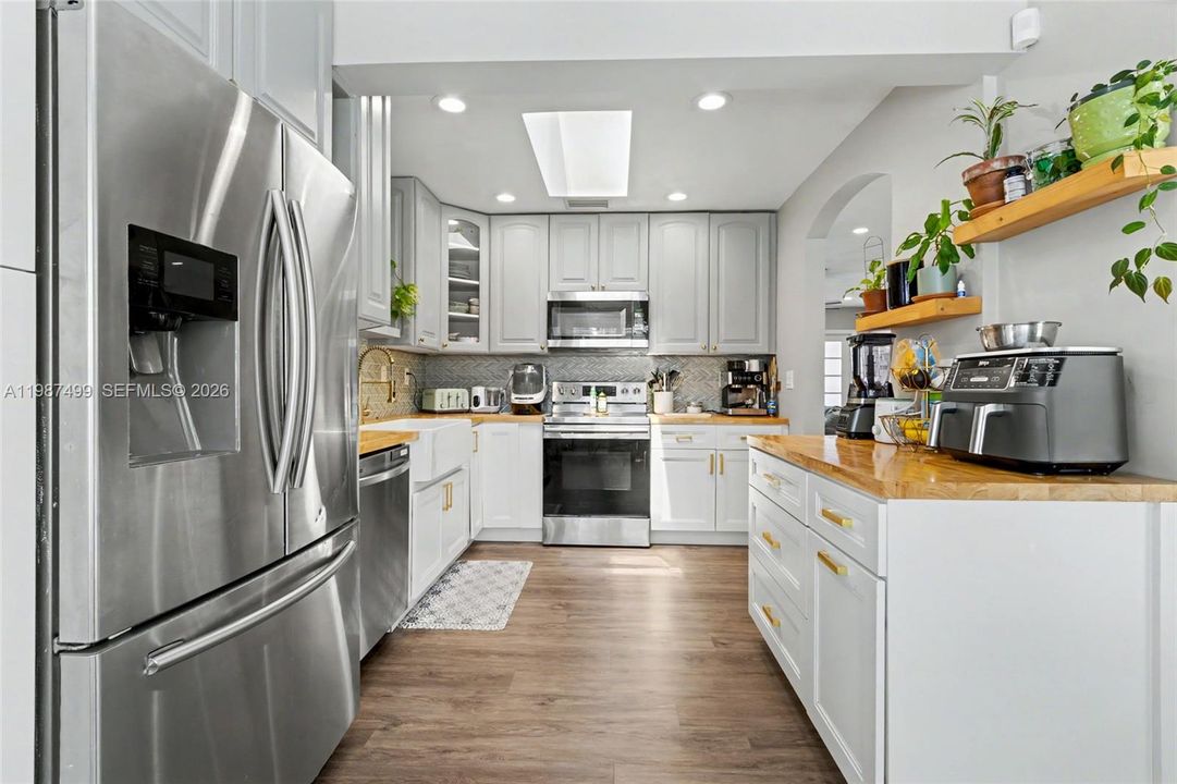 Activo con contrato: $549,900 (3 camas, 2 baños, 1405 Pies cuadrados)