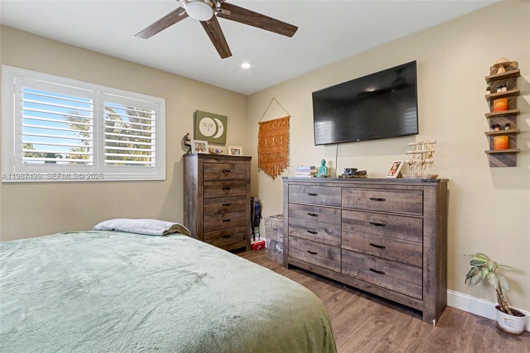 Activo con contrato: $549,900 (3 camas, 2 baños, 1405 Pies cuadrados)