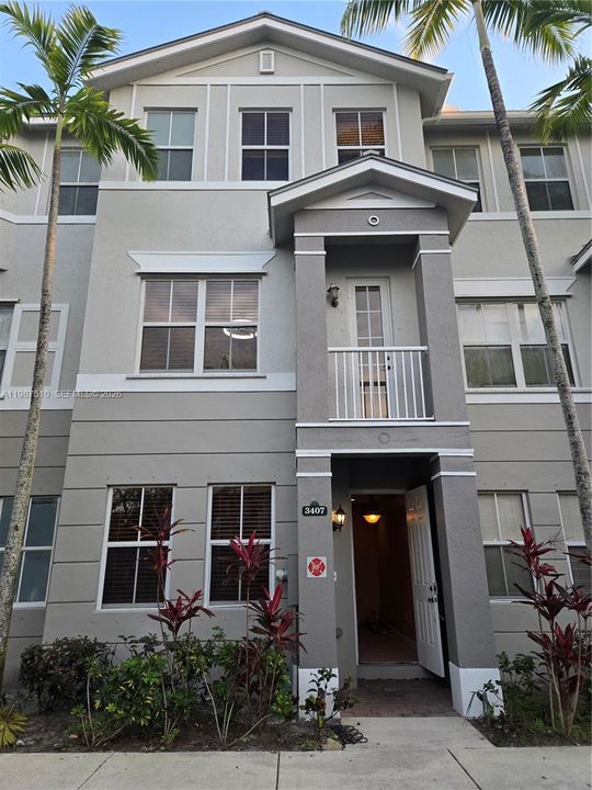 Vendido Recientemente: $269,900 (3 camas, 3 baños, 1932 Pies cuadrados)