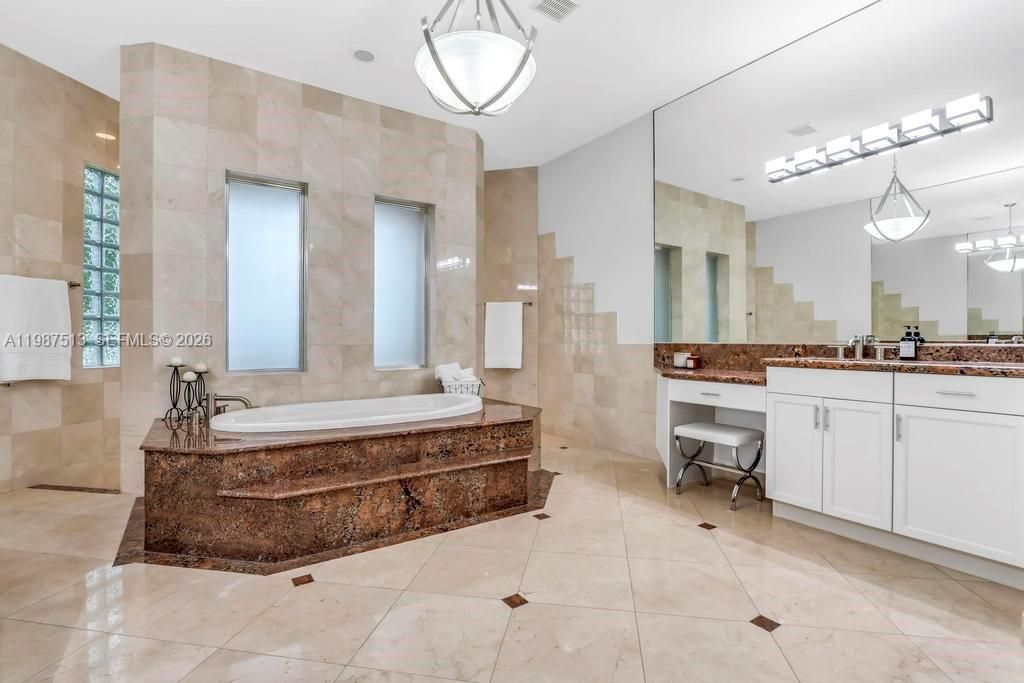 Activo con contrato: $1,950,000 (6 camas, 5 baños, 4395 Pies cuadrados)