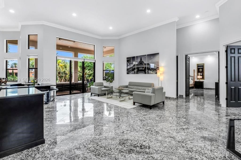Activo con contrato: $1,950,000 (6 camas, 5 baños, 4395 Pies cuadrados)