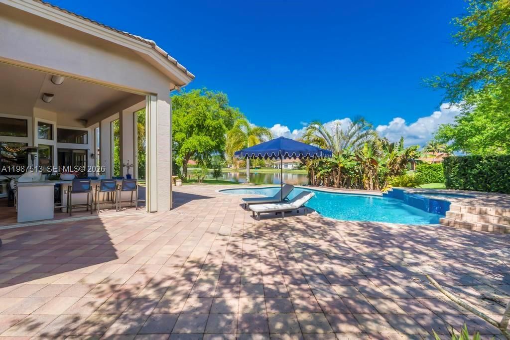 Activo con contrato: $1,950,000 (6 camas, 5 baños, 4395 Pies cuadrados)