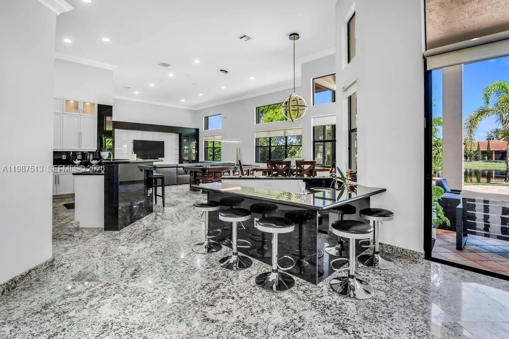 Activo con contrato: $1,950,000 (6 camas, 5 baños, 4395 Pies cuadrados)