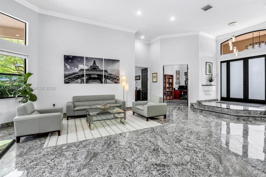 Activo con contrato: $1,950,000 (6 camas, 5 baños, 4395 Pies cuadrados)