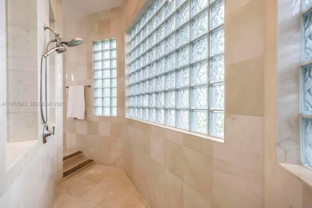 Activo con contrato: $1,950,000 (6 camas, 5 baños, 4395 Pies cuadrados)