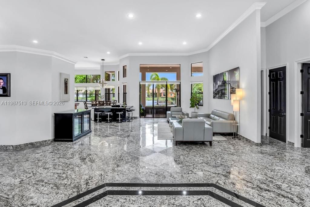 Activo con contrato: $1,950,000 (6 camas, 5 baños, 4395 Pies cuadrados)