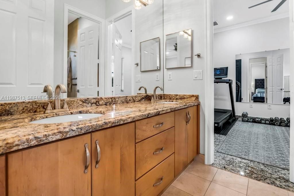 Activo con contrato: $1,950,000 (6 camas, 5 baños, 4395 Pies cuadrados)