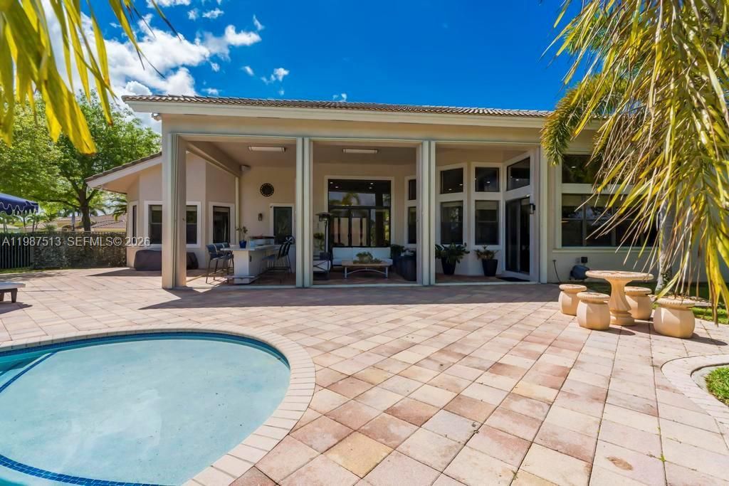 Activo con contrato: $1,950,000 (6 camas, 5 baños, 4395 Pies cuadrados)