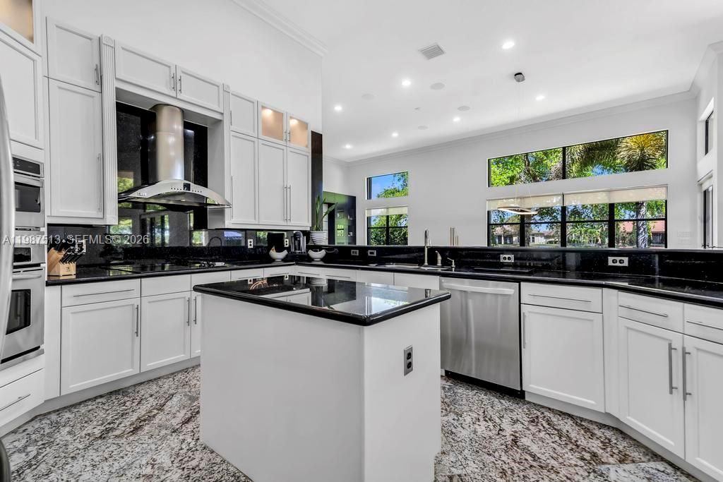 Activo con contrato: $1,950,000 (6 camas, 5 baños, 4395 Pies cuadrados)