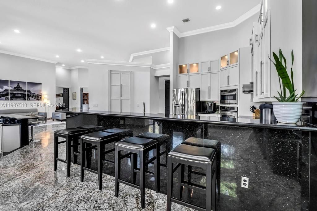 Activo con contrato: $1,950,000 (6 camas, 5 baños, 4395 Pies cuadrados)