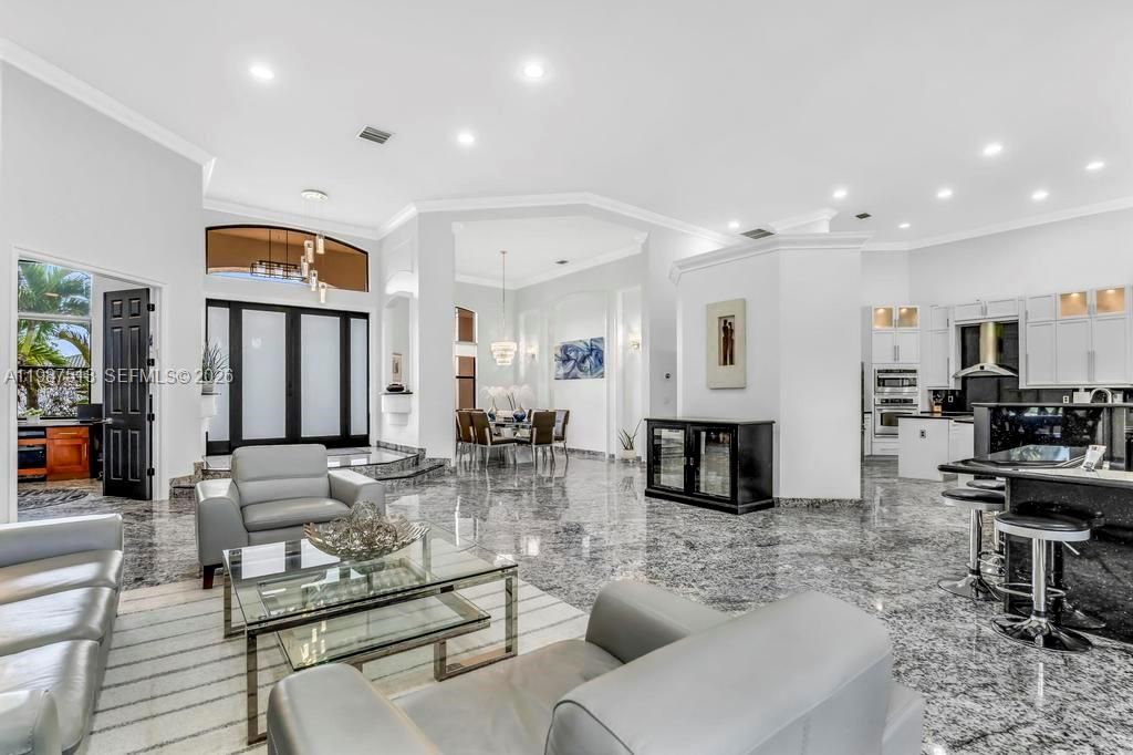 Activo con contrato: $1,950,000 (6 camas, 5 baños, 4395 Pies cuadrados)