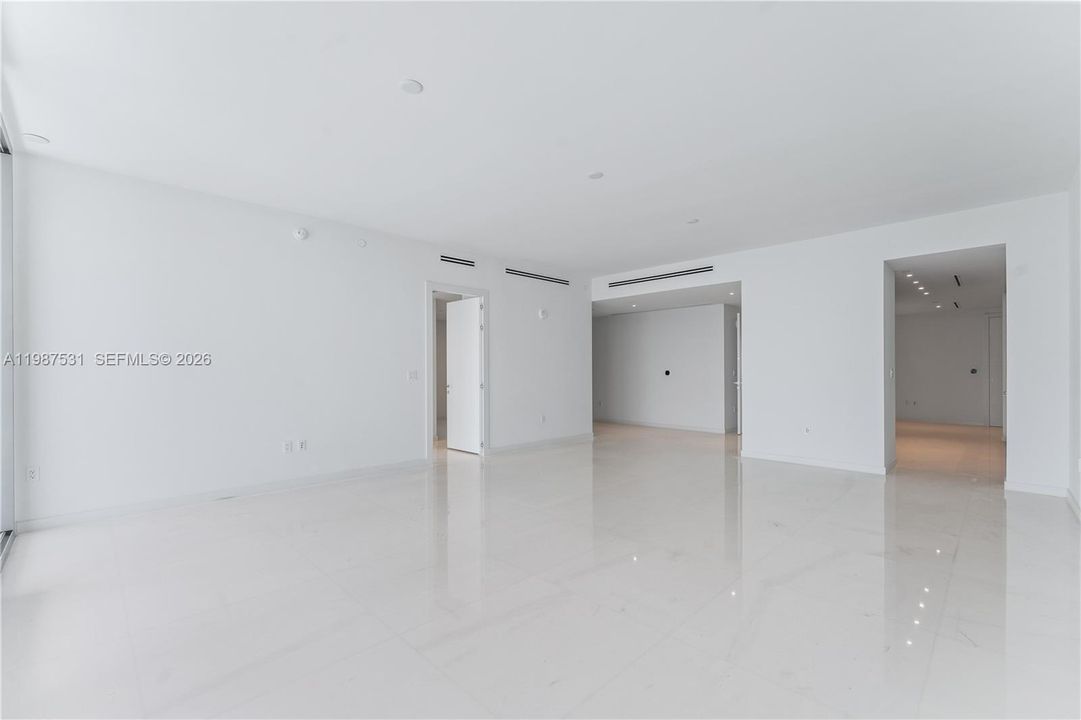 Activo con contrato: $22,500 (3 camas, 4 baños, 3078 Pies cuadrados)