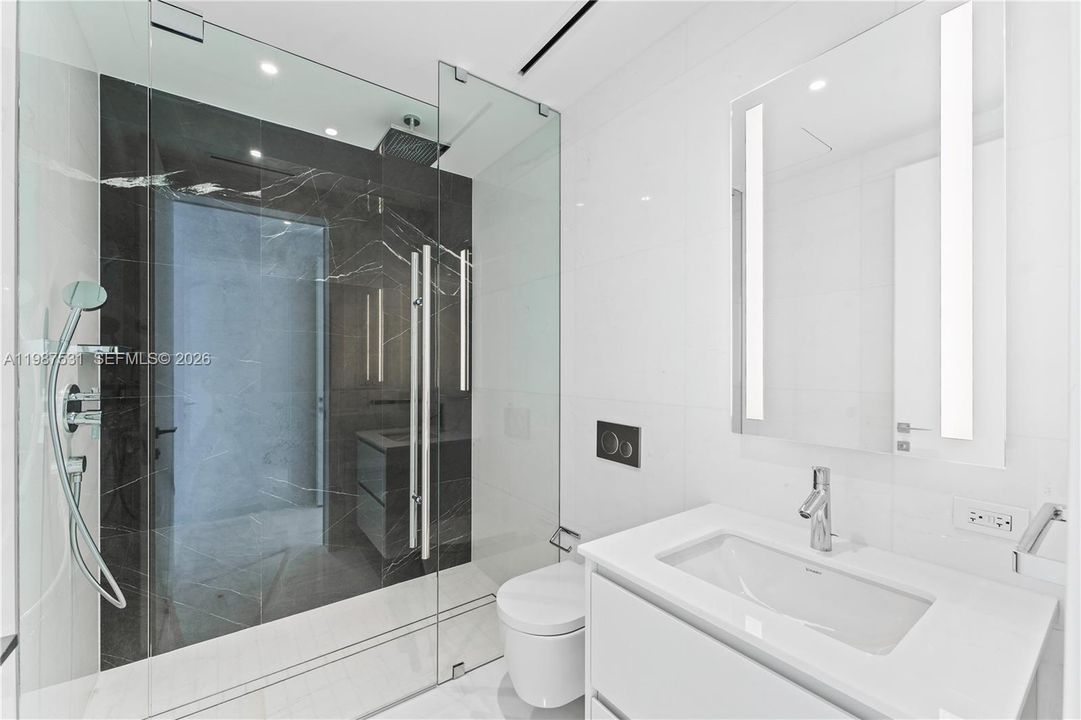 Activo con contrato: $22,500 (3 camas, 4 baños, 3078 Pies cuadrados)