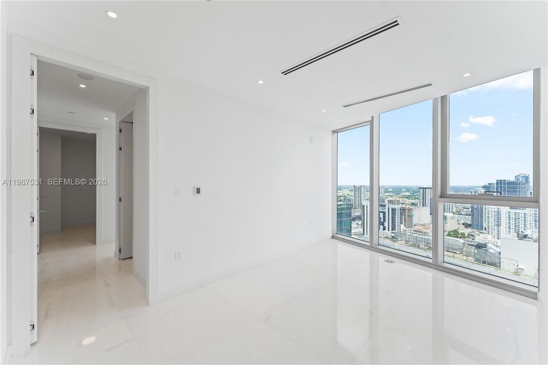 Activo con contrato: $22,500 (3 camas, 4 baños, 3078 Pies cuadrados)