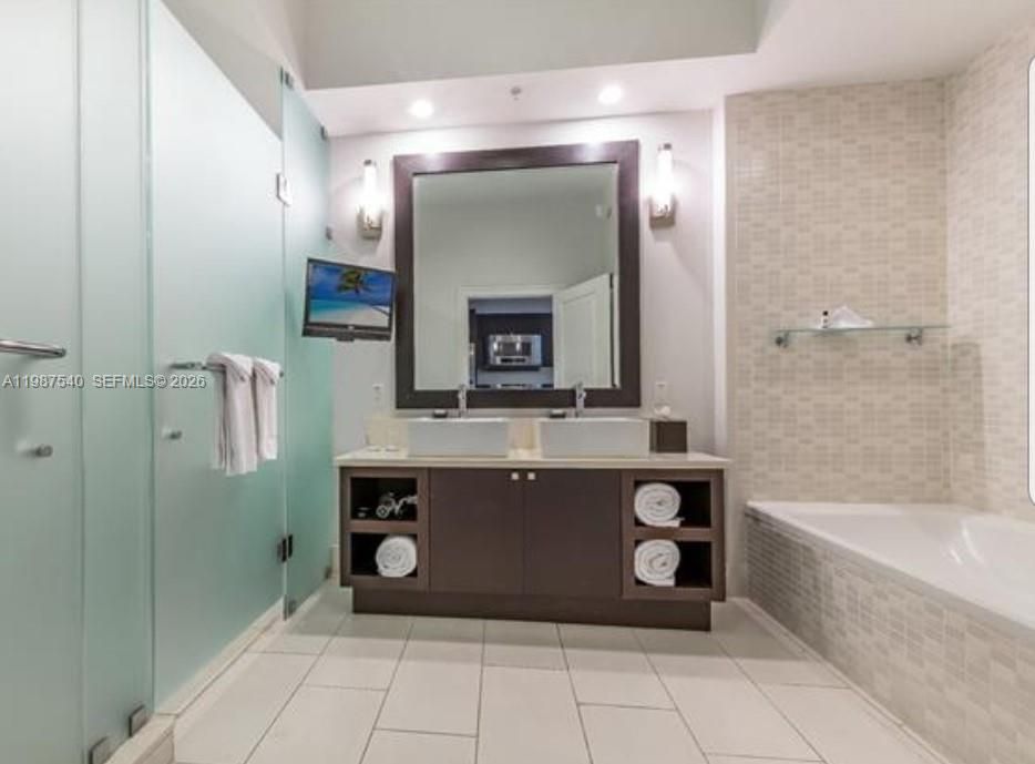 For Sale: $135,000 (1 beds, 1 baths, 705 Square Feet)