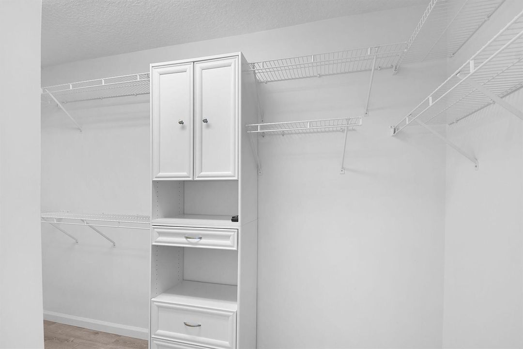 WALK-IN CLOSET PRIMARY BEDROOM