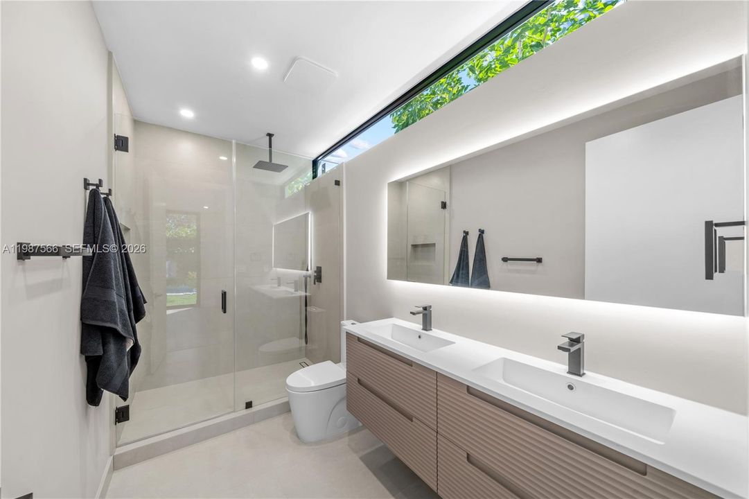 На продажу: $1,999,999 (5 спален, 3 ванн, 2472 Квадратных фут)
