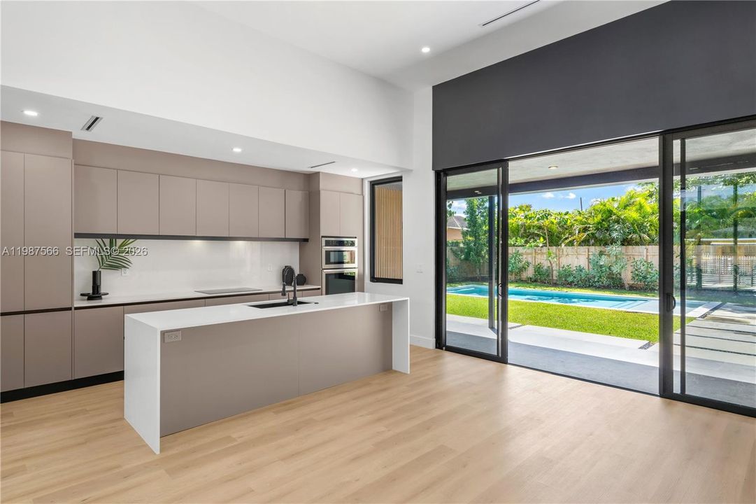 На продажу: $1,999,999 (5 спален, 3 ванн, 2472 Квадратных фут)