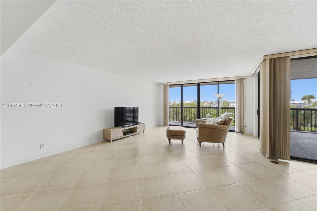 For Sale: $1,695,000 (2 beds, 2 baths, 2358 Square Feet)