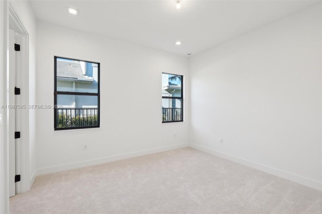 Active With Contract: $7,500 (5 beds, 5 baths, 3704 Square Feet)