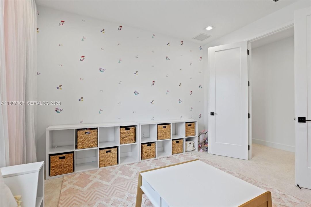 Active With Contract: $7,500 (5 beds, 5 baths, 3704 Square Feet)