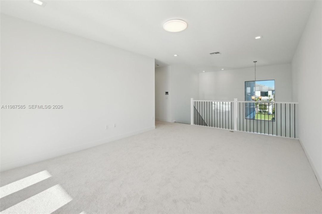 Active With Contract: $7,500 (5 beds, 5 baths, 3704 Square Feet)