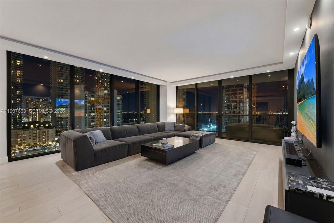 For Sale: $1,149,000 (2 beds, 2 baths, 1311 Square Feet)