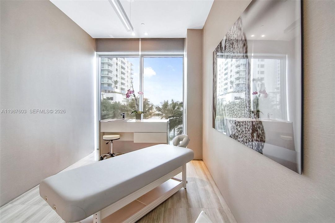 For Sale: $1,149,000 (2 beds, 2 baths, 1311 Square Feet)