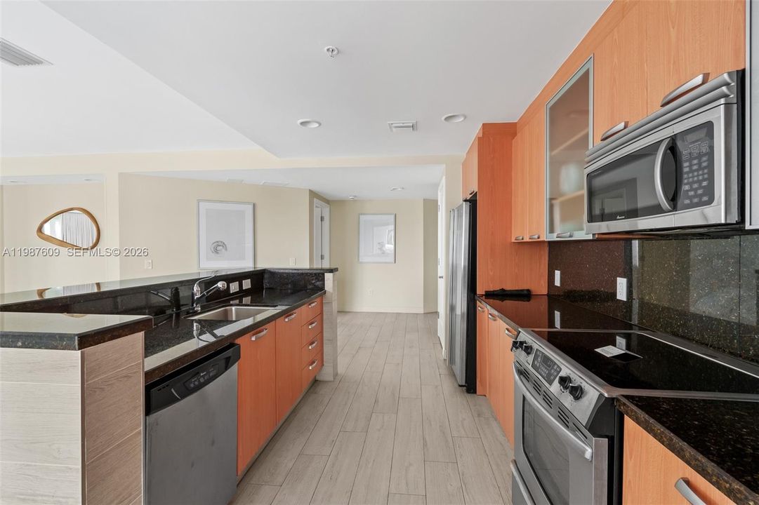 Activo con contrato: $699,900 (3 camas, 3 baños, 2757 Pies cuadrados)