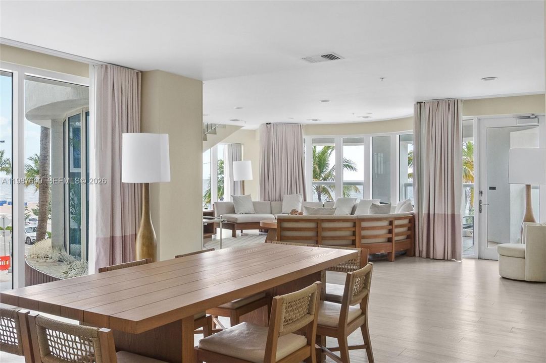 Activo con contrato: $699,900 (3 camas, 3 baños, 2757 Pies cuadrados)