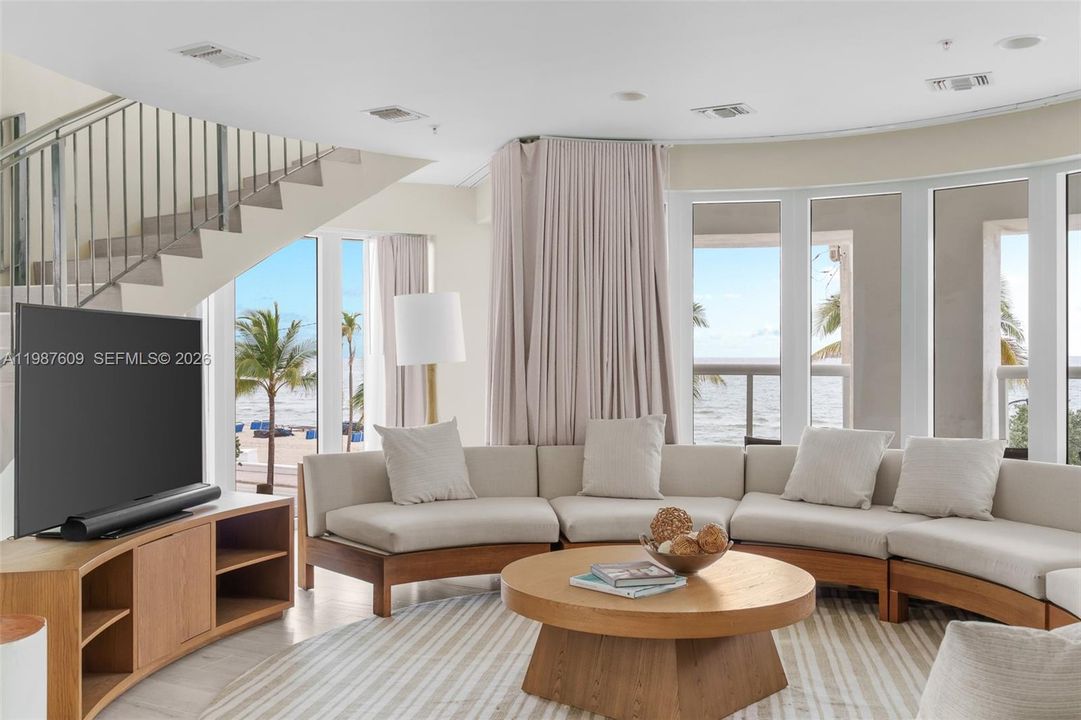 Activo con contrato: $699,900 (3 camas, 3 baños, 2757 Pies cuadrados)