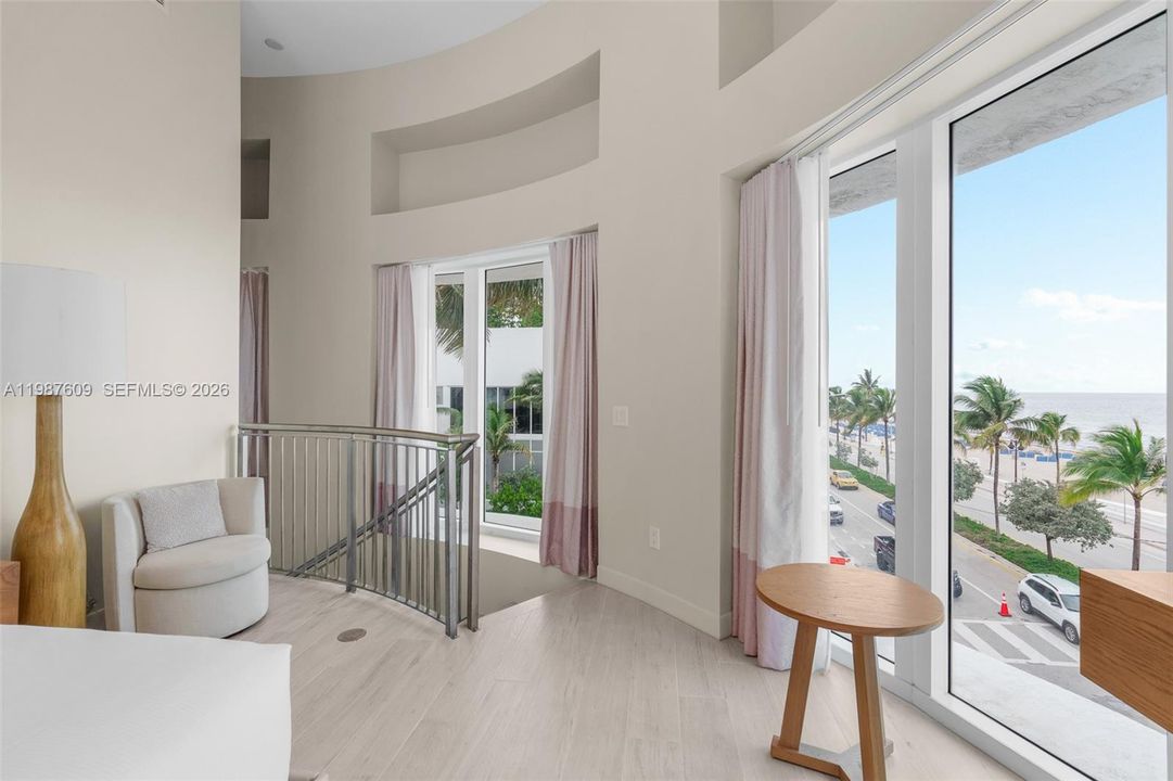 Activo con contrato: $699,900 (3 camas, 3 baños, 2757 Pies cuadrados)