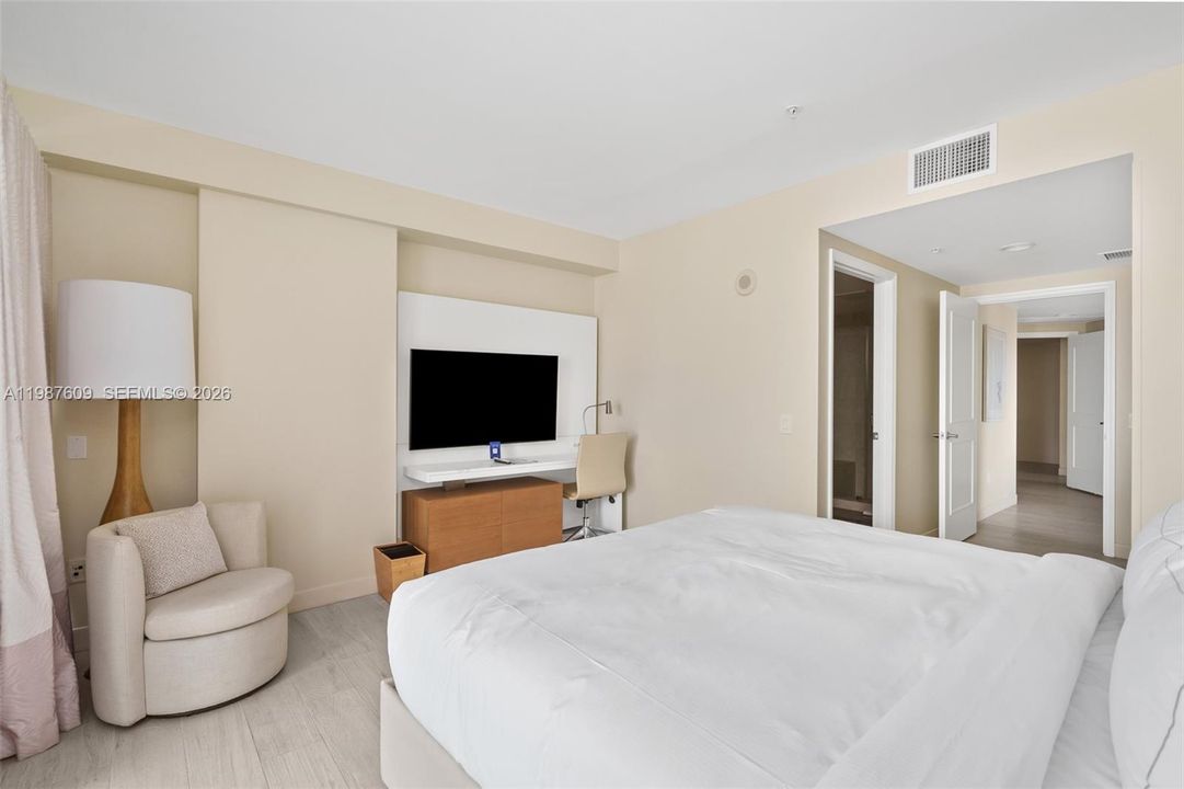 Activo con contrato: $699,900 (3 camas, 3 baños, 2757 Pies cuadrados)