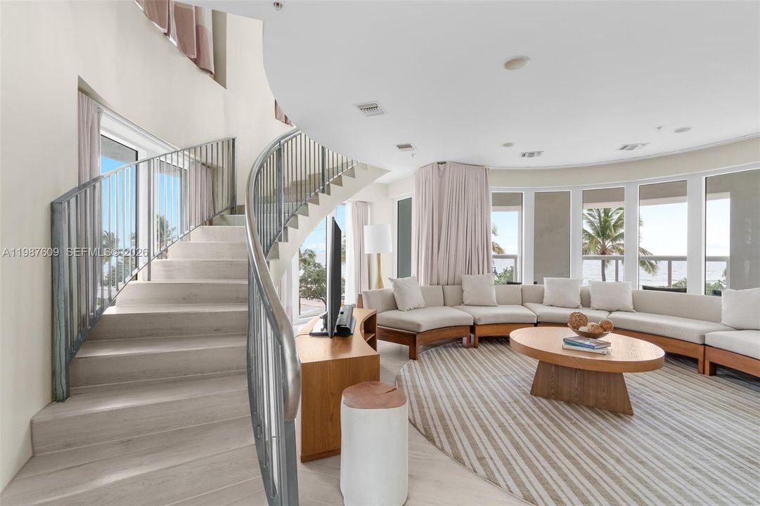 Activo con contrato: $699,900 (3 camas, 3 baños, 2757 Pies cuadrados)