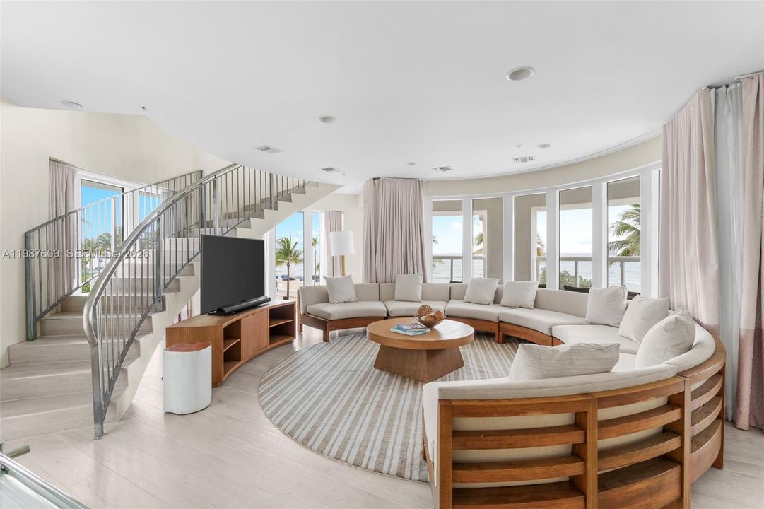 Activo con contrato: $699,900 (3 camas, 3 baños, 2757 Pies cuadrados)