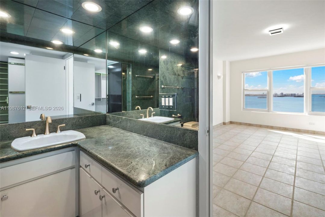 En Venta: $325,000 (2 camas, 2 baños, 1358 Pies cuadrados)