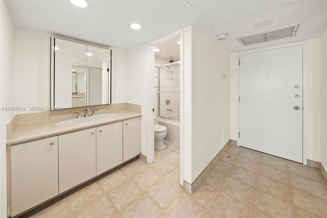 En Venta: $325,000 (2 camas, 2 baños, 1358 Pies cuadrados)