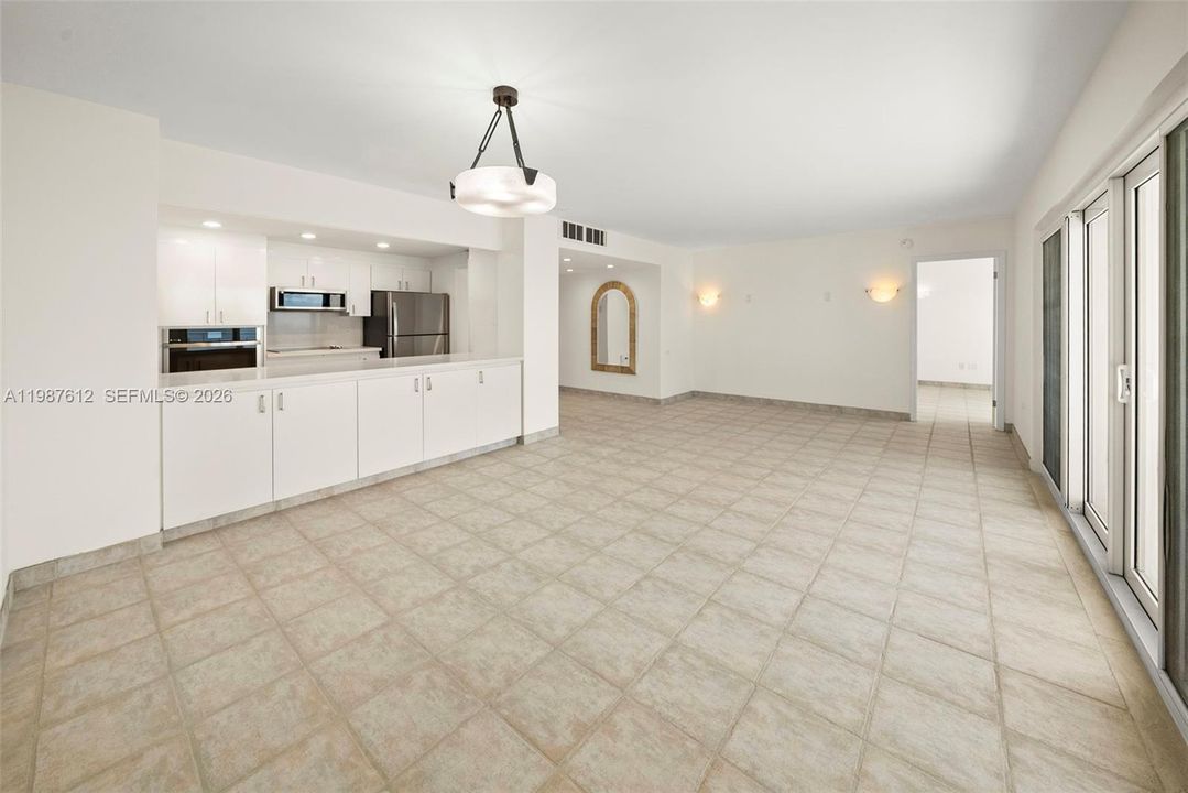 En Venta: $325,000 (2 camas, 2 baños, 1358 Pies cuadrados)