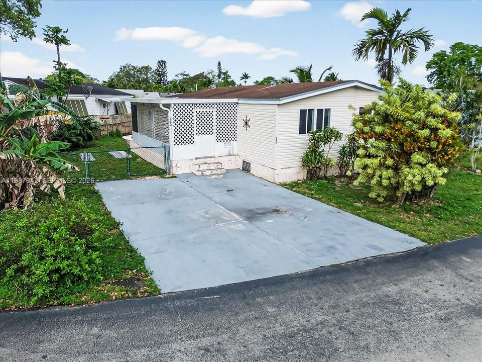 For Sale: $159,000 (2 beds, 2 baths, 1170 Square Feet)