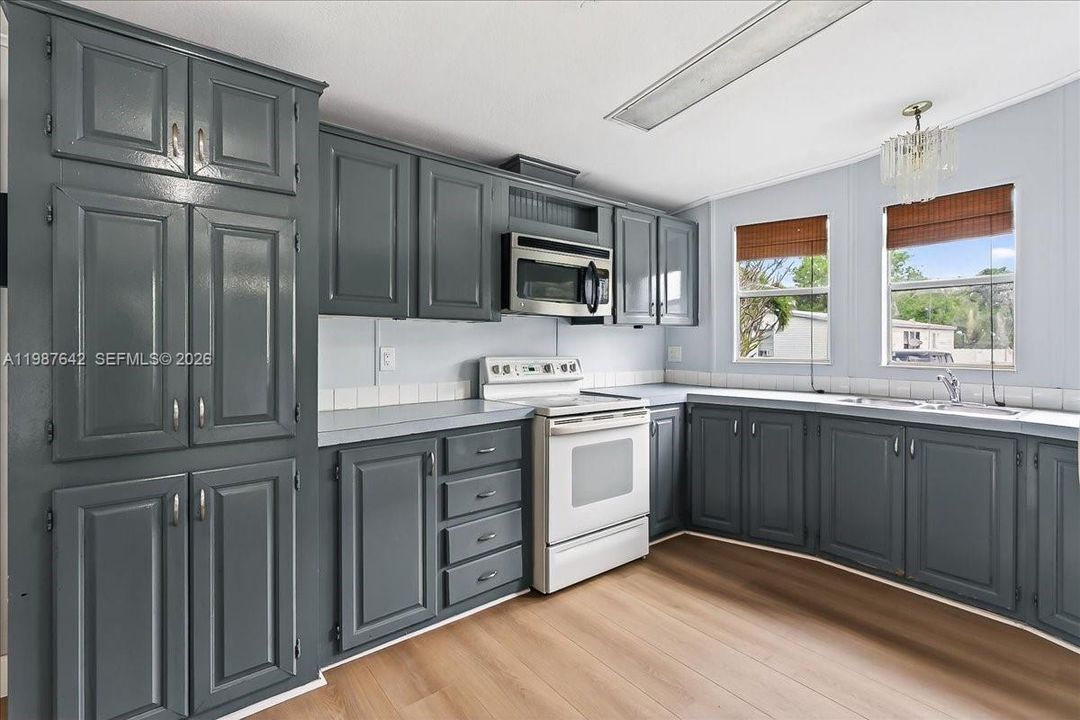 For Sale: $159,000 (2 beds, 2 baths, 1170 Square Feet)