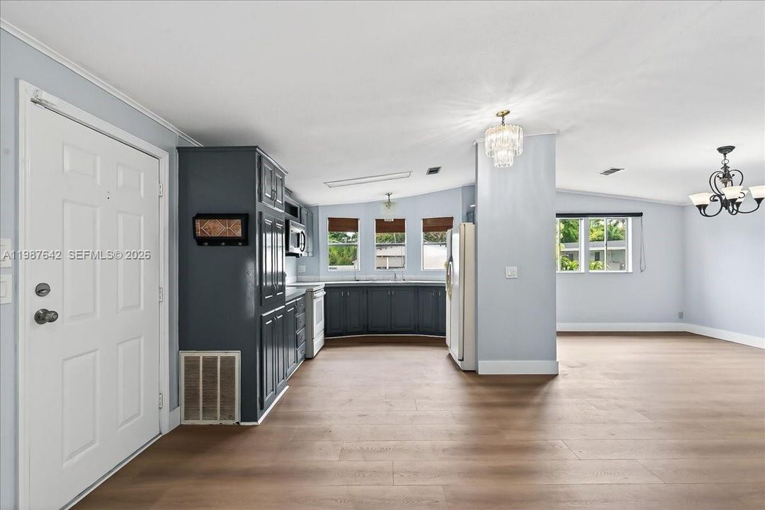 For Sale: $159,000 (2 beds, 2 baths, 1170 Square Feet)