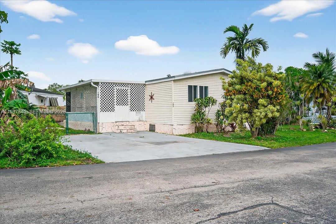 For Sale: $159,000 (2 beds, 2 baths, 1170 Square Feet)