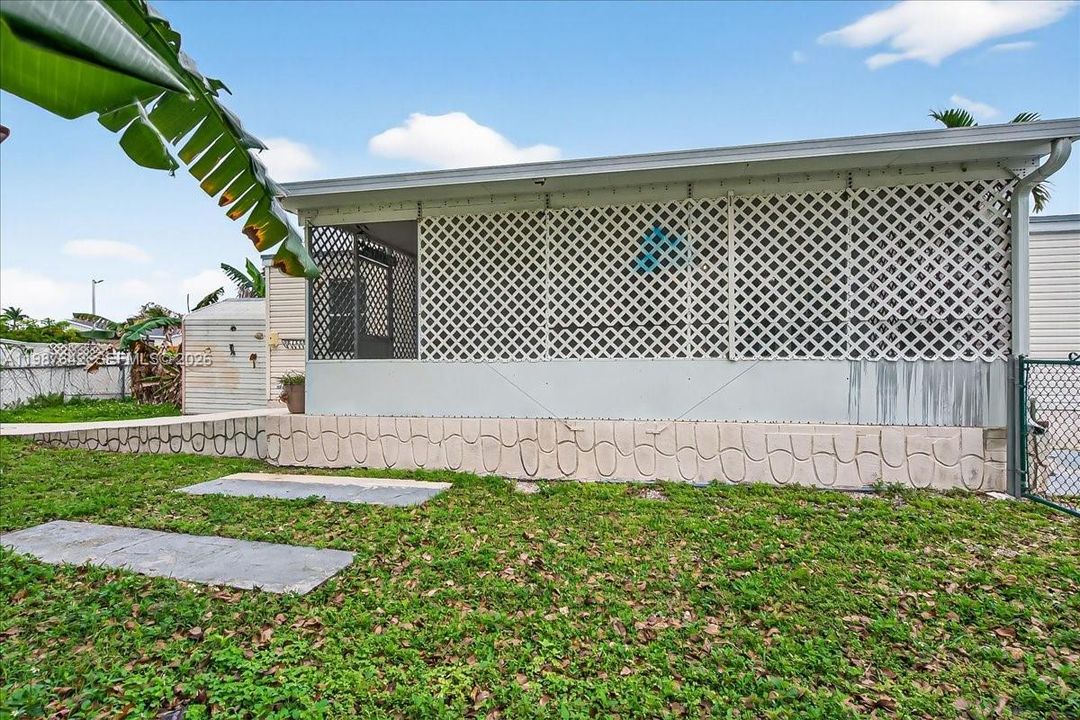 For Sale: $159,000 (2 beds, 2 baths, 1170 Square Feet)
