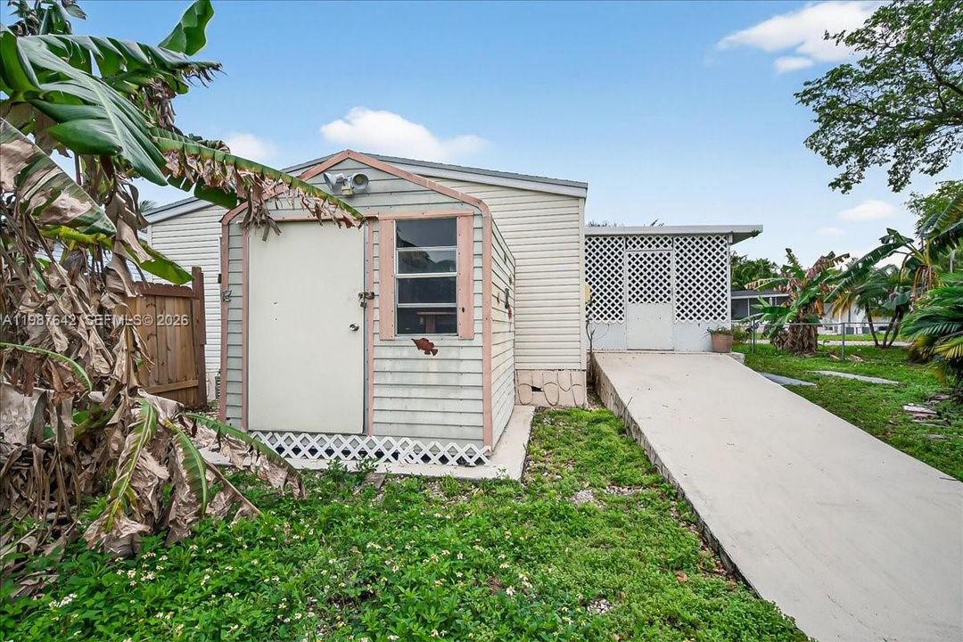 For Sale: $159,000 (2 beds, 2 baths, 1170 Square Feet)