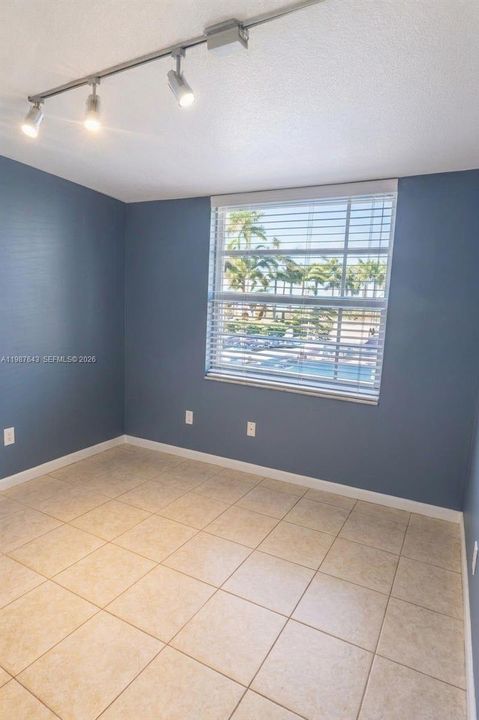 На продажу: $345,000 (3 спален, 2 ванн, 1326 Квадратных фут)