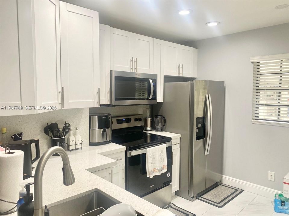 Active With Contract: $205,000 (2 beds, 2 baths, 925 Square Feet)