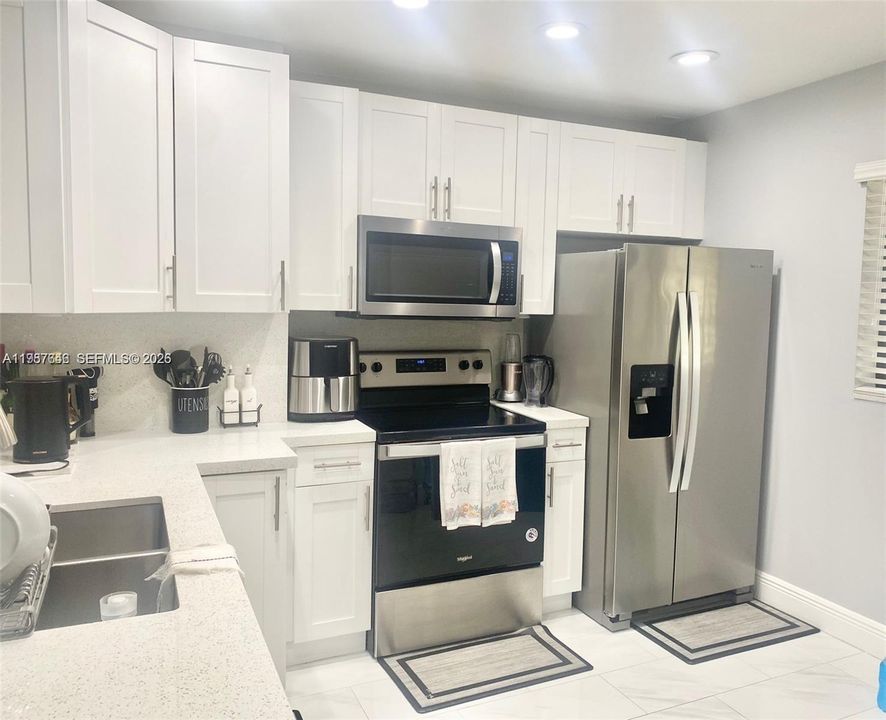 Active With Contract: $205,000 (2 beds, 2 baths, 925 Square Feet)