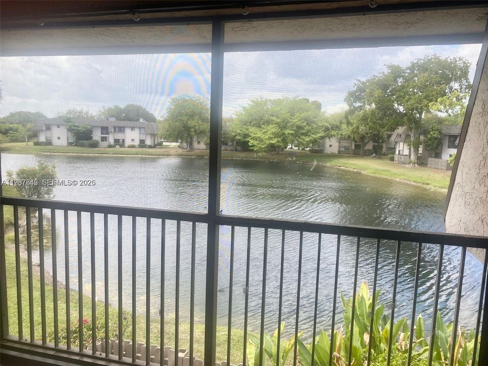 Active With Contract: $205,000 (2 beds, 2 baths, 925 Square Feet)